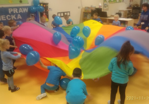 10 Zabawa w kole z balonami z użyciem chusty animacyjnej